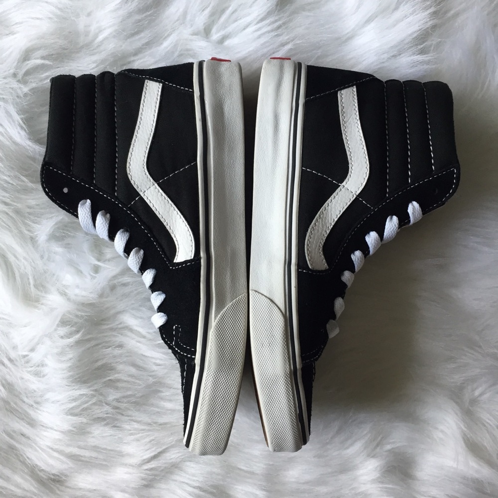 SOLD! Vans Black Sk8-Hi Skate Shoes Women’s 8 - Picture 3 of 8
